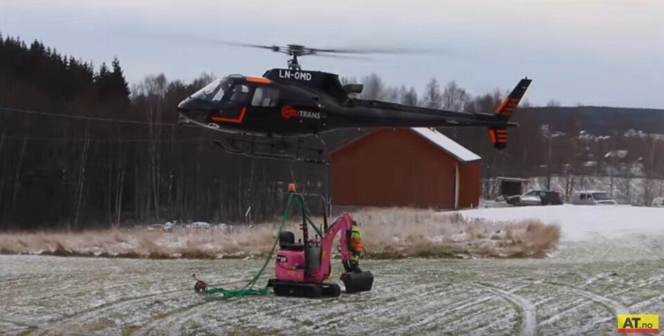 Rosa minigraver levert med helikopter