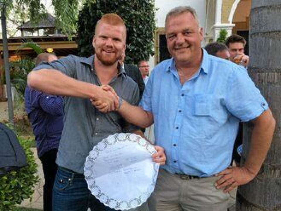 Benjamin A. Høisveen (t.v) kjøpte maskin av Pon-selger Jon Granlund mens drinkene før gallamiddagen i Malaga ble servert. Papiret under champagne-glassene på et av serveringsfatene ble benyttet til å skrive kontrakt på.