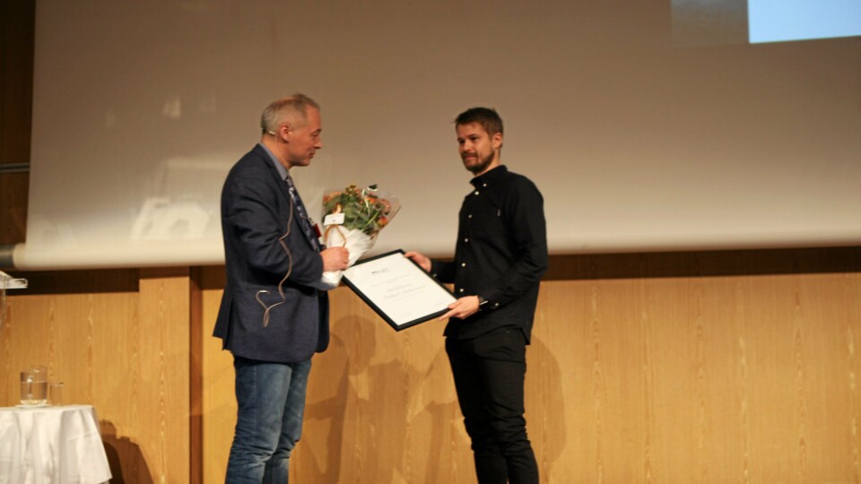 Sønnen Morten mottok æresmedlemskapet på vegne av sin bortreiste far.