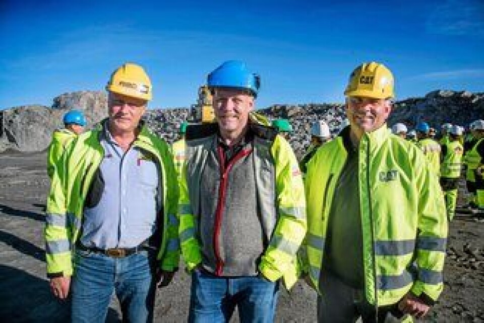 Per Olav Listau (PON og til venstre), produksjonssjef Jo Gunnar Håkonsen og Egil Braathen fra PON var storfornøyd med engasjementet til maskinførerne som var på kurs.