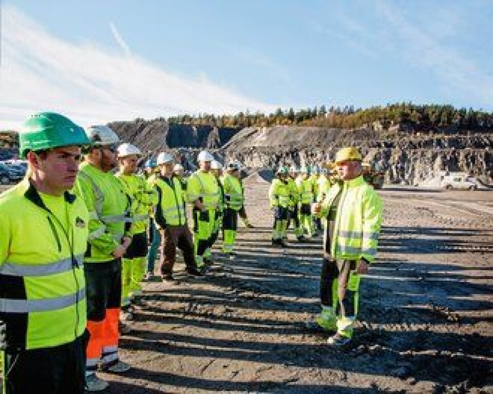 Først gjennomgikk Egil Braathen og hans kollegaer fra PON mye teori inne, før det bar løs på praktiske demonstrasjoner ute i steinbruddet.