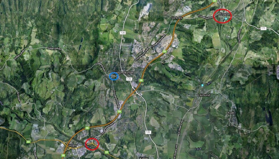 Isachsen Gruppen skal bygge gang- og sykkelvei på strekningene som mangler det mellom Olavsgård (Hvam) i Skedsmo kommune og Frogner i Sørum kommune i Akershus. Begge steder er markert med rød ring på kartet. Det skal også bygges rundkjøring i problemkrysset som er markert med blå ring.