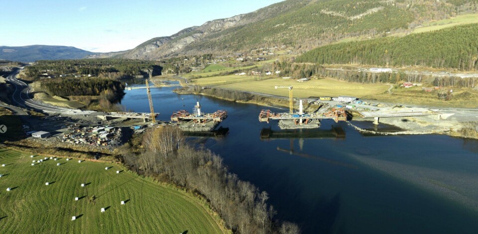 Harpe bru bygges over Lågen ved Harpefoss. Den er ei «extradosed bru», en hybrid mellom skråkabelbru og bjelkebru, den eneste i sitt slag i Skandinavia.