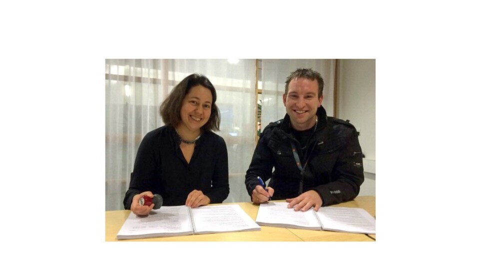 Prosjektleder Janne Staulen Venes i Statens vegvesen og John Tore Kyllo i Kyllo Maskin AS under kontraktssigneringen tirsdag.