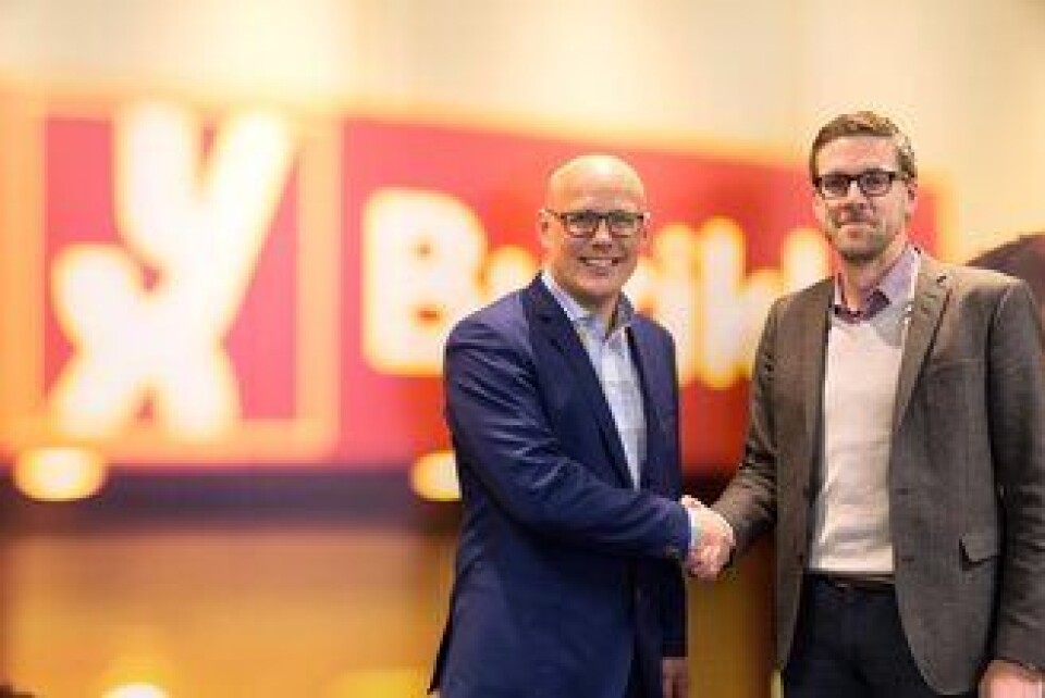 Leder for salg og marked i YX Norge, Erik Gulbrandsen (til høyre), g kommunikasjonsdirektør i Girteka Logistics, Kristian Kaas Mortensen, på Uno-X Gruppens på hovedkontor på Lysaker.