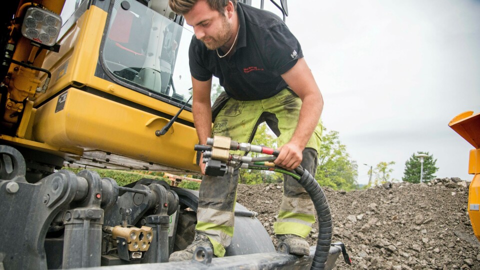 Det er gjort på sekunder når Mads Kvamme tar av hydraulikken til tilhengeren. Multi X-koblingen fra Cejn gjør også at det ikke søles olje lenger.