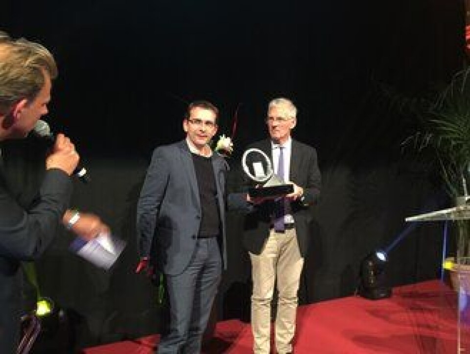 Pierre Lahutte, Iveco Brand President (til venstre), har akkurat fått overrakt prisen fra juryforman Gianenrico Griffini.