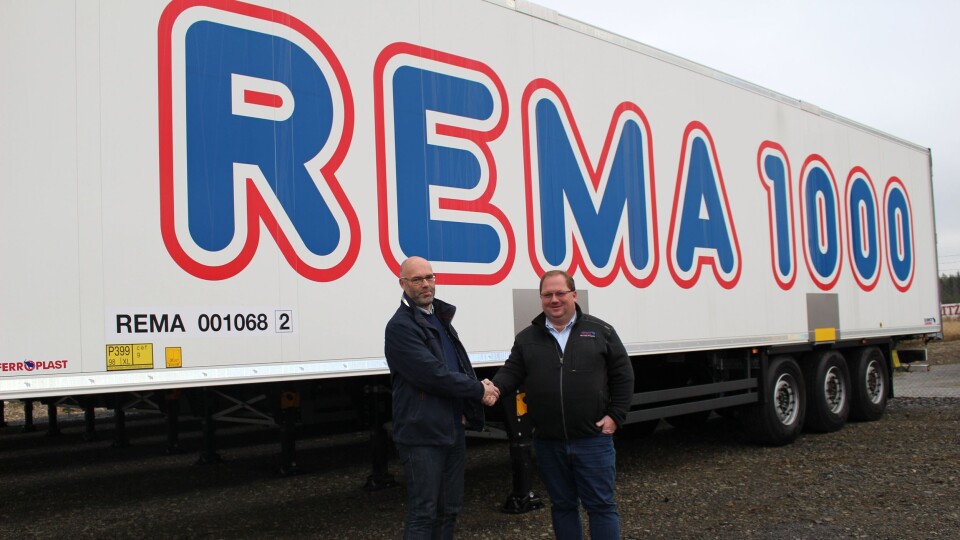 Daglig leder Per Karlsen i Schmitz Cargobull Norge AS (t.h.) på Gardermoen overleverte nylig 20 nye trailere til Rune Herje fra Rema Distribusjon Norge AS.