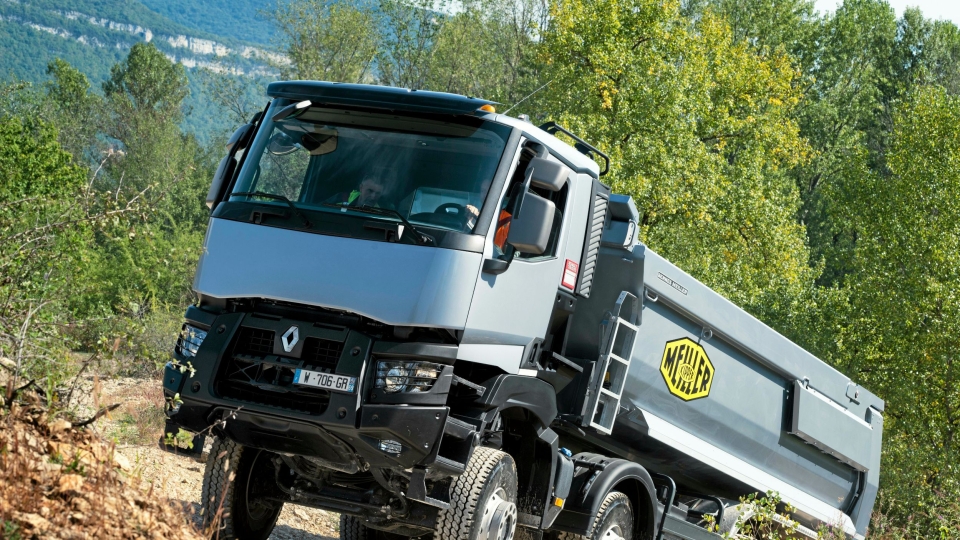 Renault K520 8x4 er en tøff anleggsbil med god fremkommelighet på krevende underlag. Den kan også leveres som 8x6 og har da meget gode terrengegenskaper.
