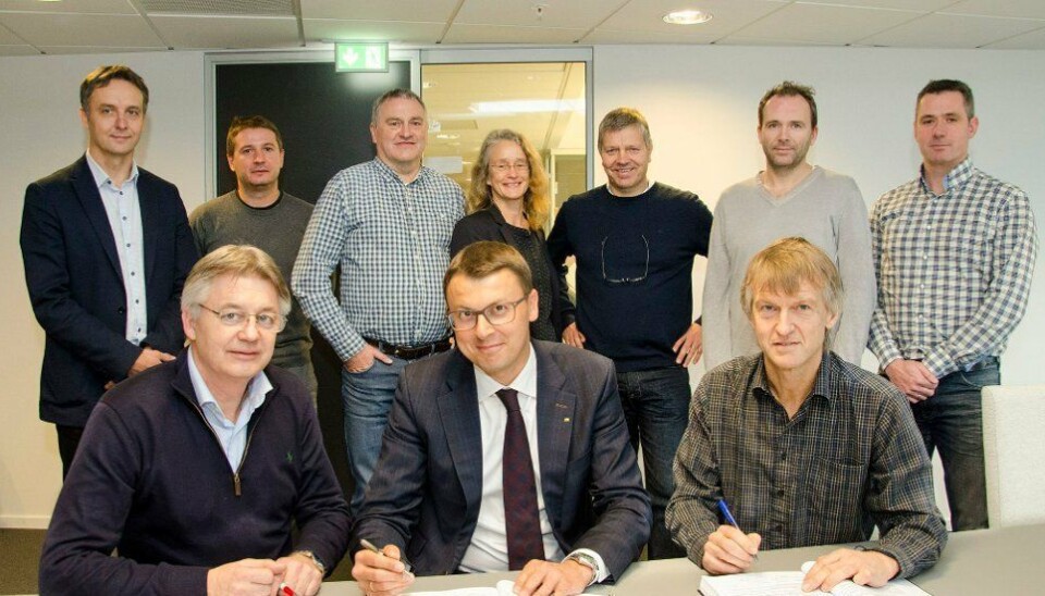 Per Kristian Langlo fra K. A. Aurstad (f.v.), Jakup Chojnacki fra PORR og Kjartan Hove fra Statens vegvesen signerte kontrakt for bygging av rv. 5 Loftesnesbrui i Sogndal. Bak står fra venstre: Krzysztof Harasimowicz, Przemyslav Przygogzki, Asbjørn Røneid, Bettina Gerti Gross, Gunnar Solbakken, Cato Aurstad og Svenn Finden.