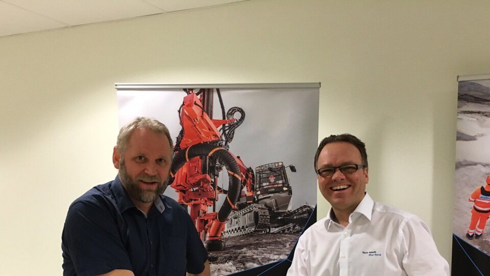 Kjell Arild Grønås hos Qmatec Group forsegler avtalen med Martin Friedl hos Sandvik.