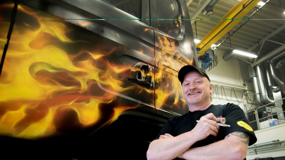 Mike Lavallee er verdenskjent for sine airbrush lakkarbeider. - Jeg elsker disse bilene med store flater, sier han.