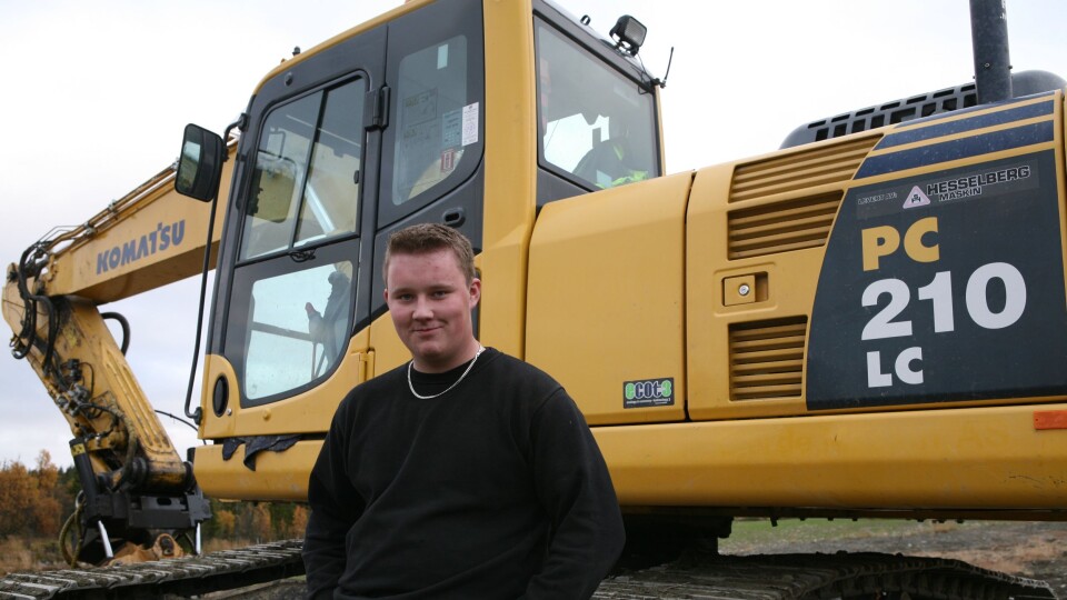 17-årige Erlend Strand tilbragte høstferien i hytta på farens Komatsu PC2120LC.