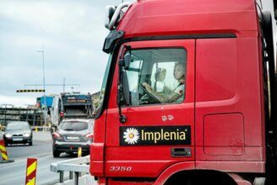 Med stoisk ro manøvrerer Adelheid R. Greve seg ut fra anleggsområdet.