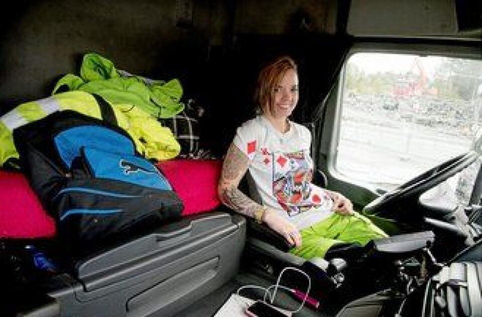 Inne i den 10 år gamle Mercedes-Benz Actros-en er det så rent og pent at man skulle tro bilen var nesten ny.