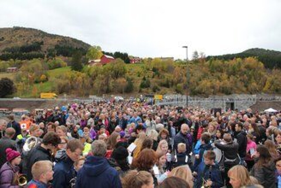 Rundt 2000 mennesker hadde møtt opp for å feire åpningen av brua. Rundt 2000 mennesker hadde møtt opp for å feire åpningen av brua.