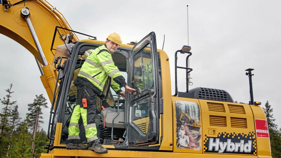 Bernt Ola Berntsen sier det var en tilvenning i begynnelsen med hybridgraver, men er strålende fornøyd etter ett års bruk.