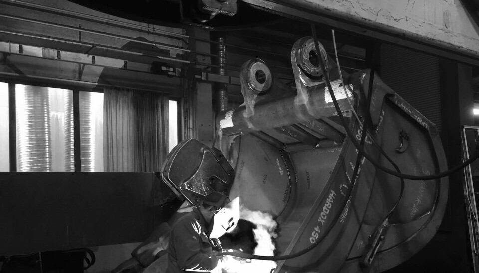 Her legges de siste sveisesømmene på den store mudringsskuffa.