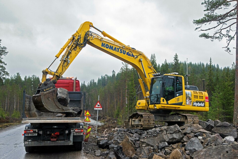 Bernt Ola Berntsen har kjørt sin Komatsu hybridgravemaskin over ett år og sparer mye på diesel. Særlig ved lasting er besparelsen stor. Han er leid inn av Veidekke ved Harasjøen i Hedmark.