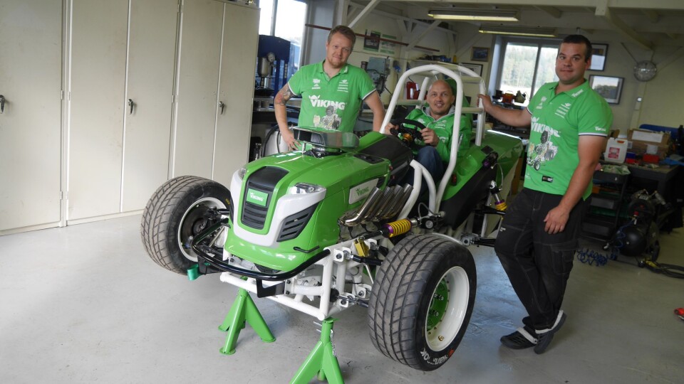 Marius Gjevik (fra venstre), Pekka Lundefaret og Adrian Ramstad poserer i super-gressklipperen som skal sende Lundefaret inn i Guinness Rekordbok.