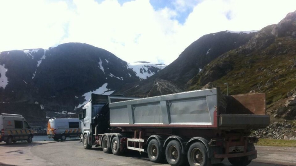 Denne estiske lastebilen ble stoppet med rundt 10 tonn overlast i Honingsvåg i sommer. Det ga et gebyr p 19.50 kroner. Med de nye foreslåtte satsene hadde det blitt langt dyrere.