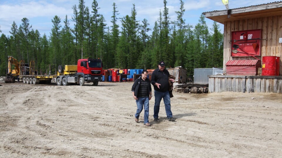 Czaramaga og Nilsen diskuterer hvordan utstyret til den russiske gass- og oljeindustrien kan forbedres. I bakgrunnen ser vi en av de tre Istrail-hengerne på området.