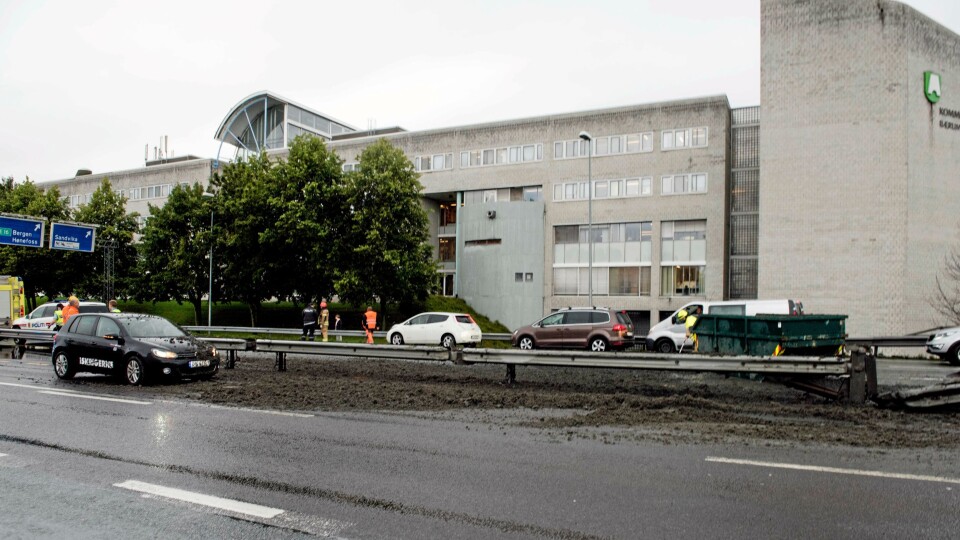 Denne møtende bilen fikk kloakken rett i panseret.