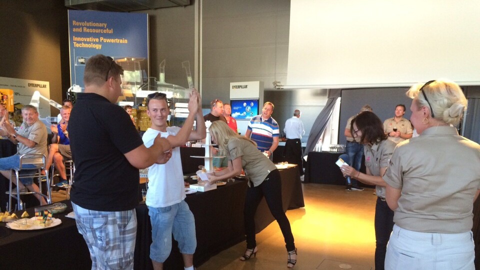 YESSS! Stein Løvrød i hvit T-skjorte jubler etter loddtrekningsseier over Ketil Forsmo (venstre). Til høyre for Løvrød er Vibeke Skanke, Tatiany Santos og Irina Pachutina (alle Pon) som sørget for rettferdig trekning.