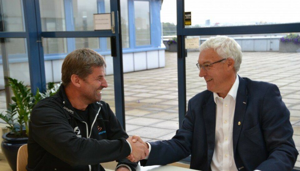 Distriktssjef i Isachsens anleggsdivisjon i Oslo Ole Terje Letmolie (t.v.) og direktør Pål A. Sommernes i Oslo kommune Renovasjonsetaten signerte denne uken avtalen om deponiavslutning på Grønmo.