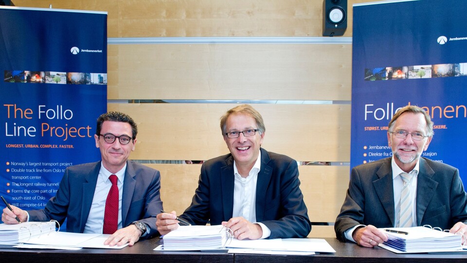 Signering: Fra venstre: Europe Area Director Mr. José Emilio Pont Pérez of Obrascón Huarte Lain S.A.,Ass. jernbanedirektør General Mr. Gunnar Løvås og Prosjektdirektør Follobaneprosjektet Erik Smith.