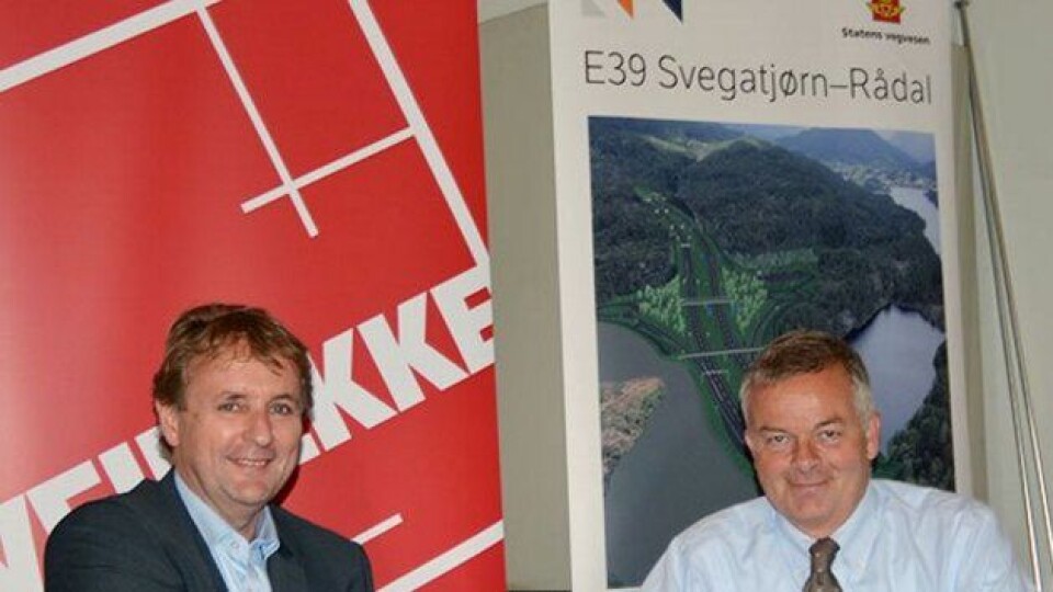 Regionveisjef Helge Eidsnes (t.v.) gratulerer konsernsjef Arne Giske i Veidekke med den største veikontrakten så langt i Statens vegvesen.