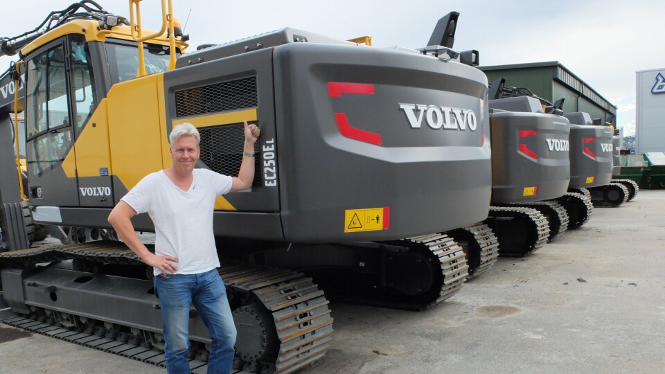 Volvo-selger, Jon Ølstad, er selvsagt fornøyd med sitt «rekord-salg». I 2013 solgte han samme antall Volvo-dumpere i en handel til Hæhre Maskinutleie på Vikersund.