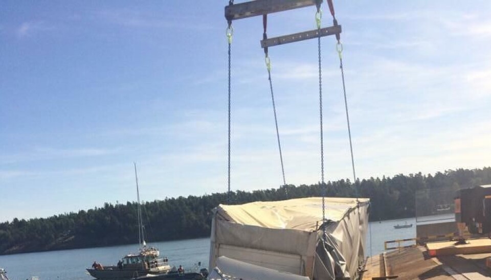 Her heises vogntoget opp fra vannet