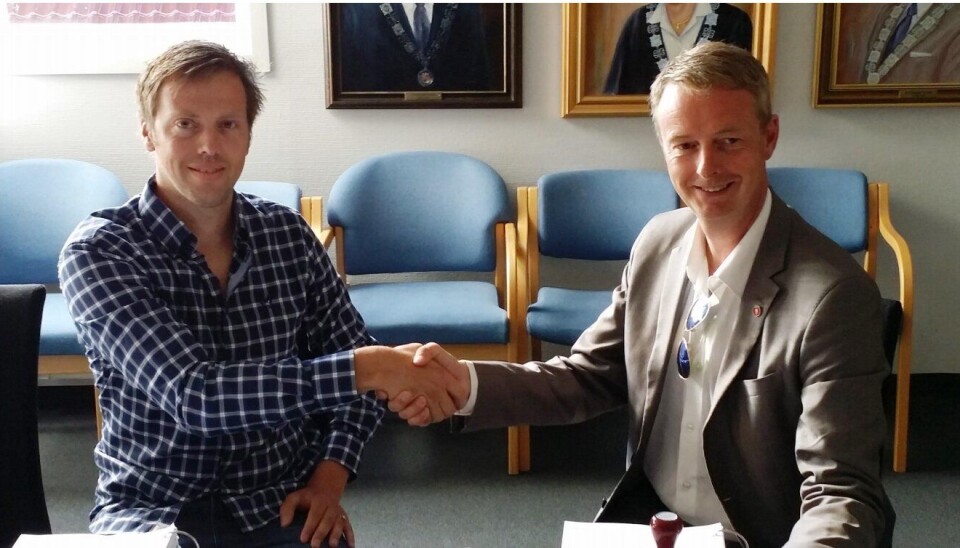 Veidekkes prosjektleder Jostein Veåsen (til venstre) og ordfører Terje Søviknes i Os kommune undertegnet kontrakten.