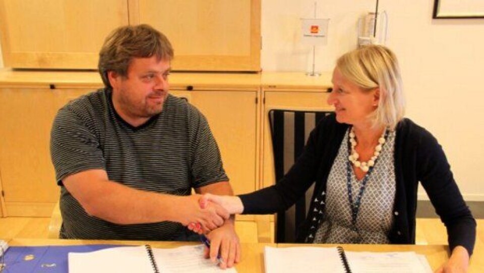 Rune Holt, daglig leder i Norwegian Rock Group, og Hanne Louise Moe, prosjektleder i Statens vegvesen signerer kontrakten om bygging av Melanbrua.