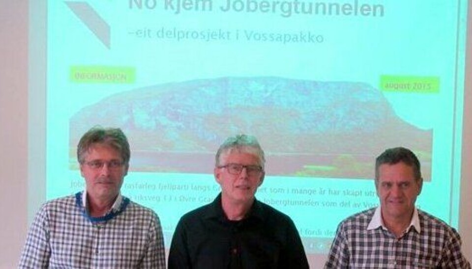 Fra kontraktsigneringen 12. august. Dagleg leder i Bertelsen & Garpestad, Øyvind Langemyr (f.v.), prosjektleder Lars Magnar Røneid i Statens vegvesen og project mananger i Metrostav, Roman Fuksa.