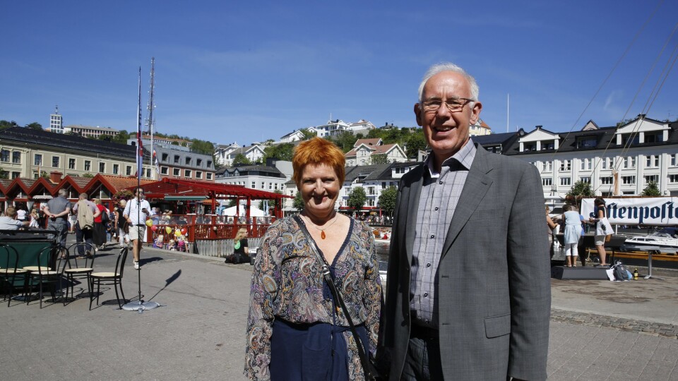 SOLEN SKINNER I ANLEGGS-NORGE: Og i Arendal denne uken. MEFs Siri Ulvin og Trond Johannesen koser seg i solen under Arendalsuka der MEF deltar for første gang.