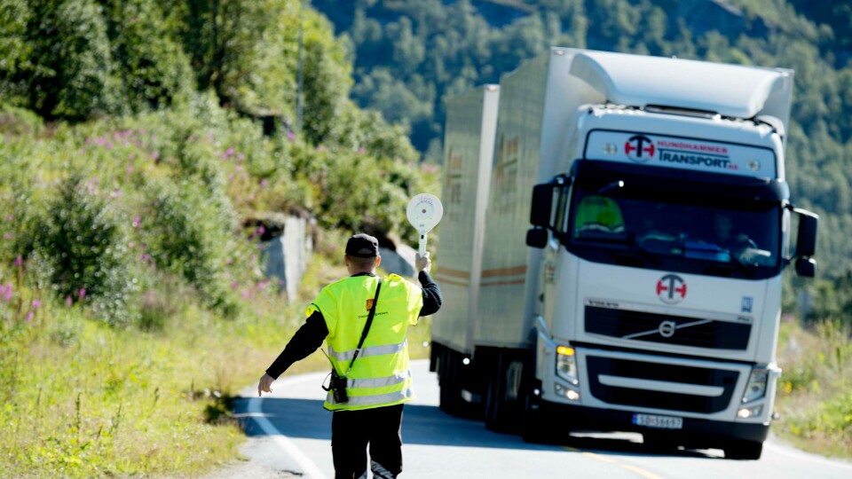 Statens Vegvesen kontrollerer alle tunge kjøretøy på vei ned fra Hardangervidda og Haukeli. Bildet er fra forrige gang de gjorde det samme.