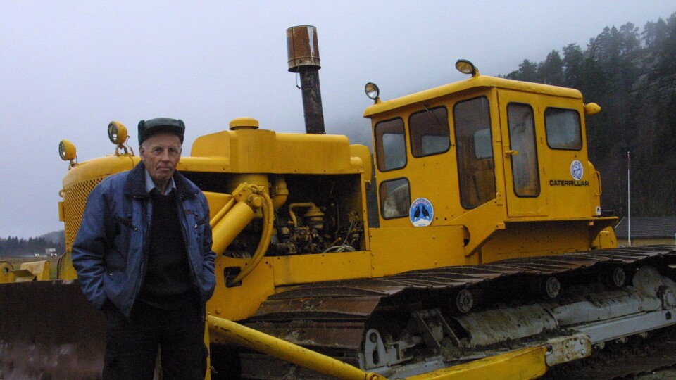 Den 50 år gamle Cat-dozeren er nymalt og flott, og Guy Stensmyren har nå tenkt å selge den.