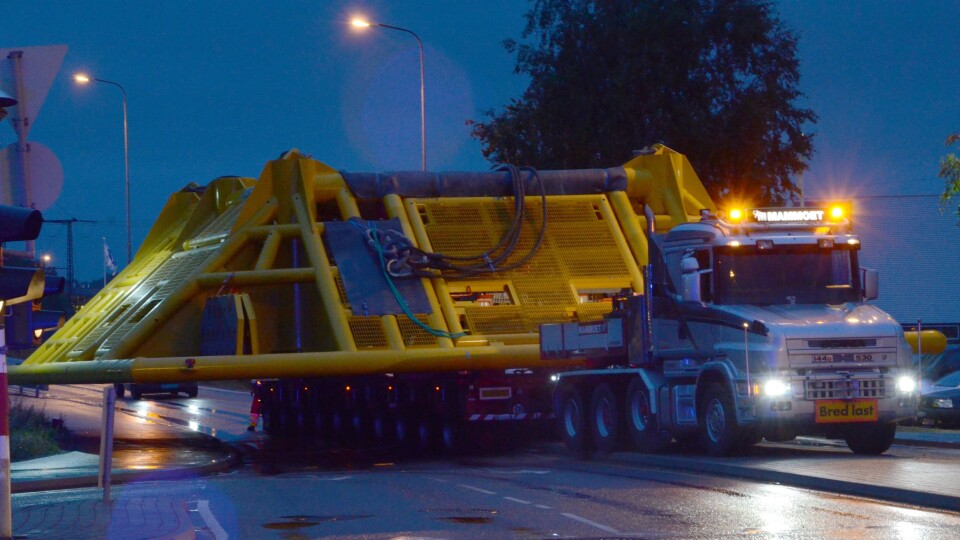 Statens vegvesen måtte gjøre mange tilpasninger for at transporten skulle få plass langs Elveveien ned til Larvik Havn.