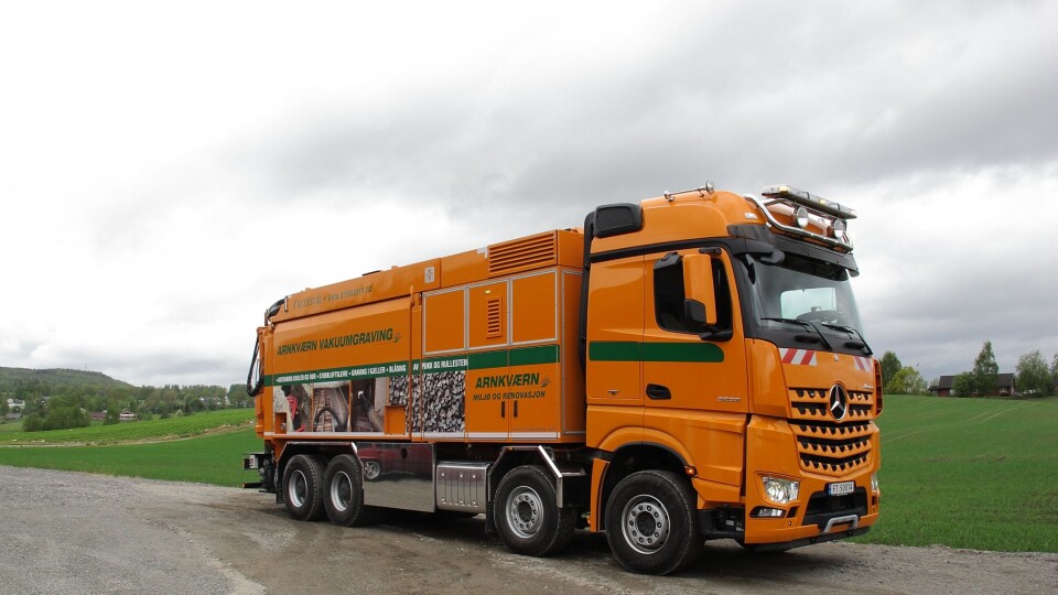 Norges kanskje største vakuumgraver bygd på Mercedes-Benz Arocs 3263. Oppsugd masse kan enkelt tippes på deponi eller opp i container.