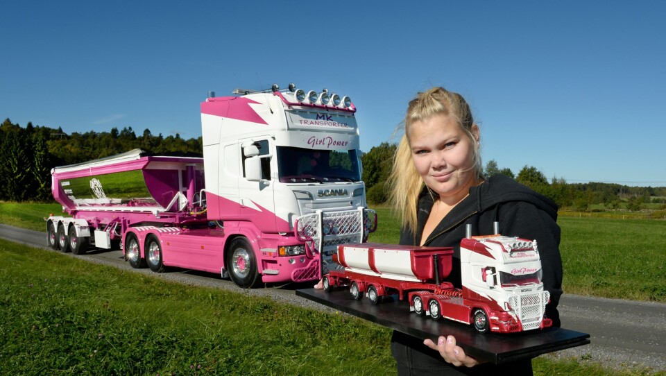 Madde har to lastebiler: En Scania R560 i full størrelse og en modell som ligner på den store bilen.