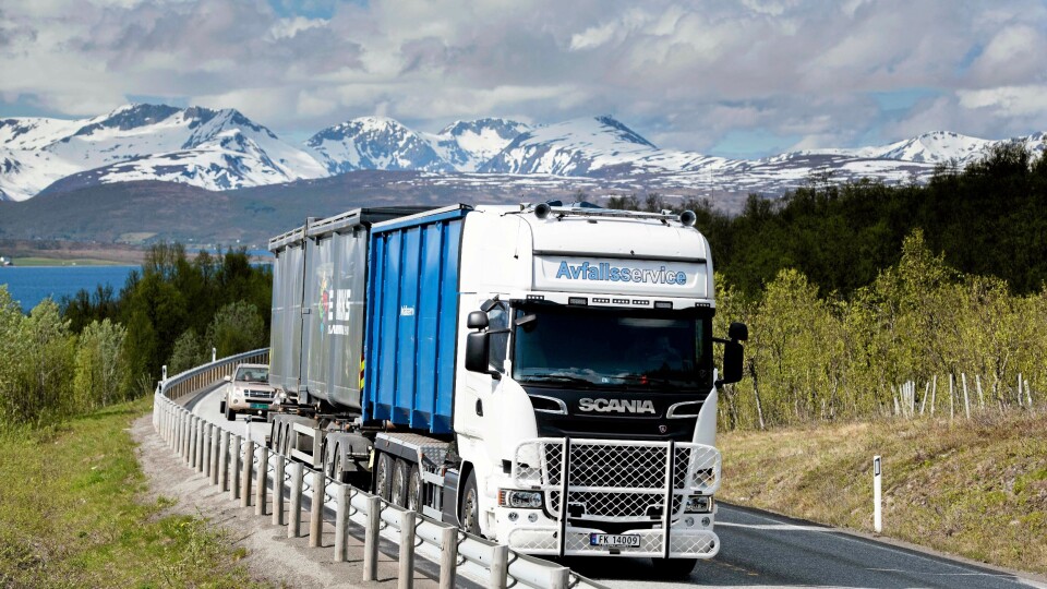 Med det nye modulvogntoget får John-Are Leirbakk og Avfallsservice med en halv gang mer søppel pr. tur. I stedet for to får de nå med tre containere.