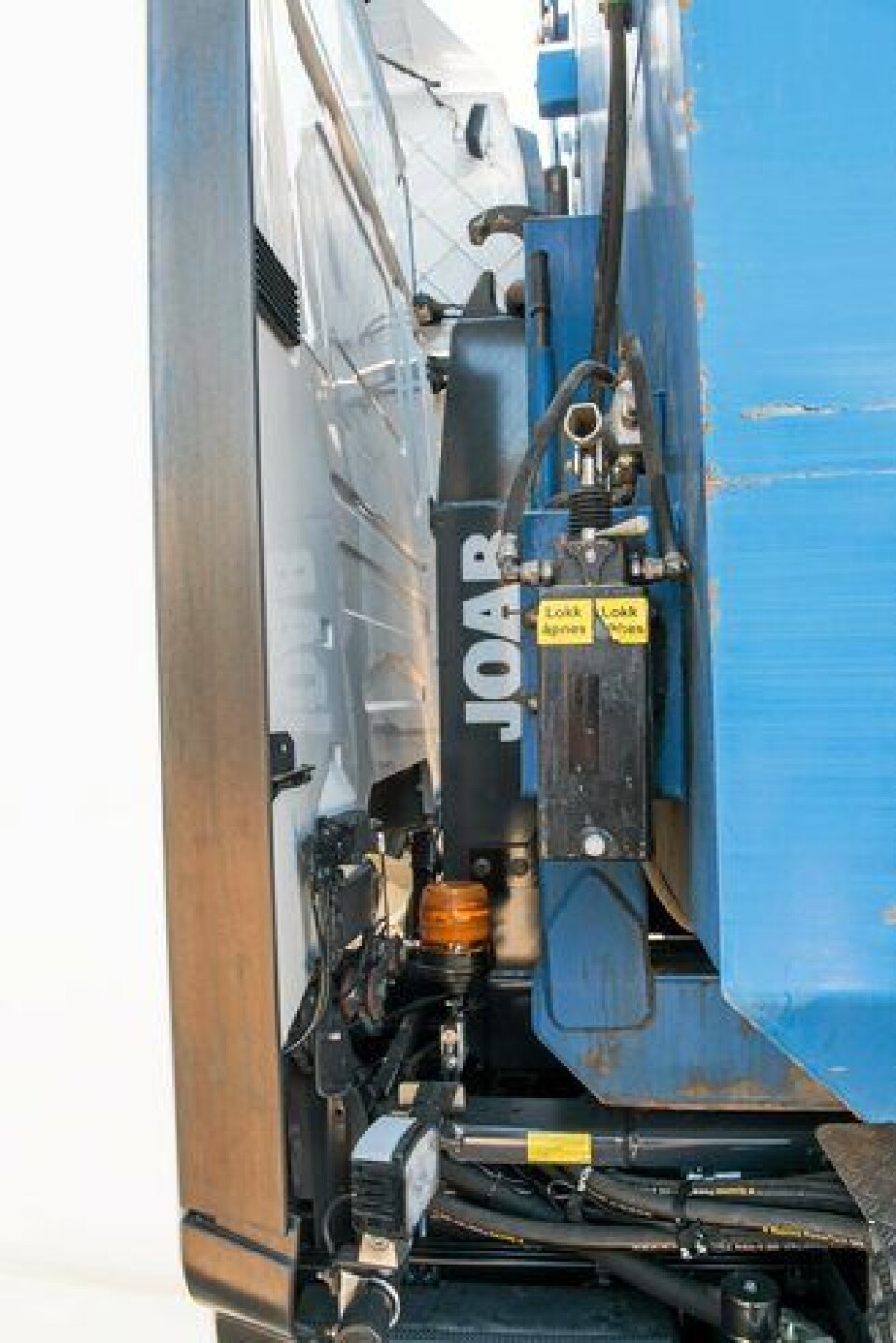 Ved å flytte hydraulikktank og alt annet som vanligvis sitter på framveggen, ble kroken mellom 30 og 35 centimeter kortere.