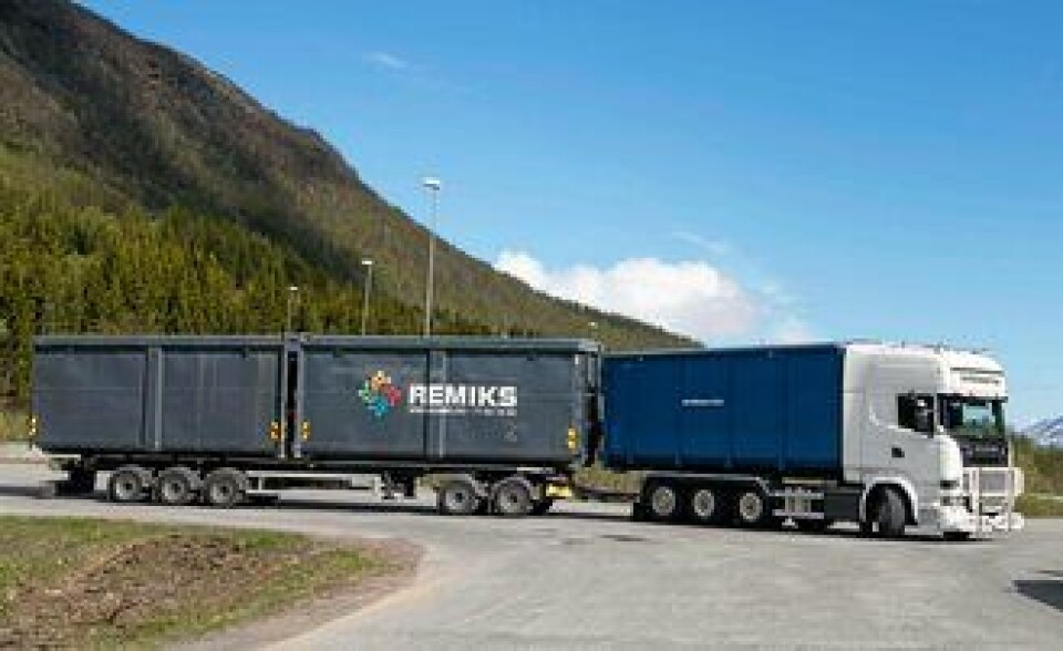 Med 25,20 meter er det en lang «slange» John-Are Leirbakk manøvrerer. Modulvogntoget går snorrett på veien og er lettkjørt.