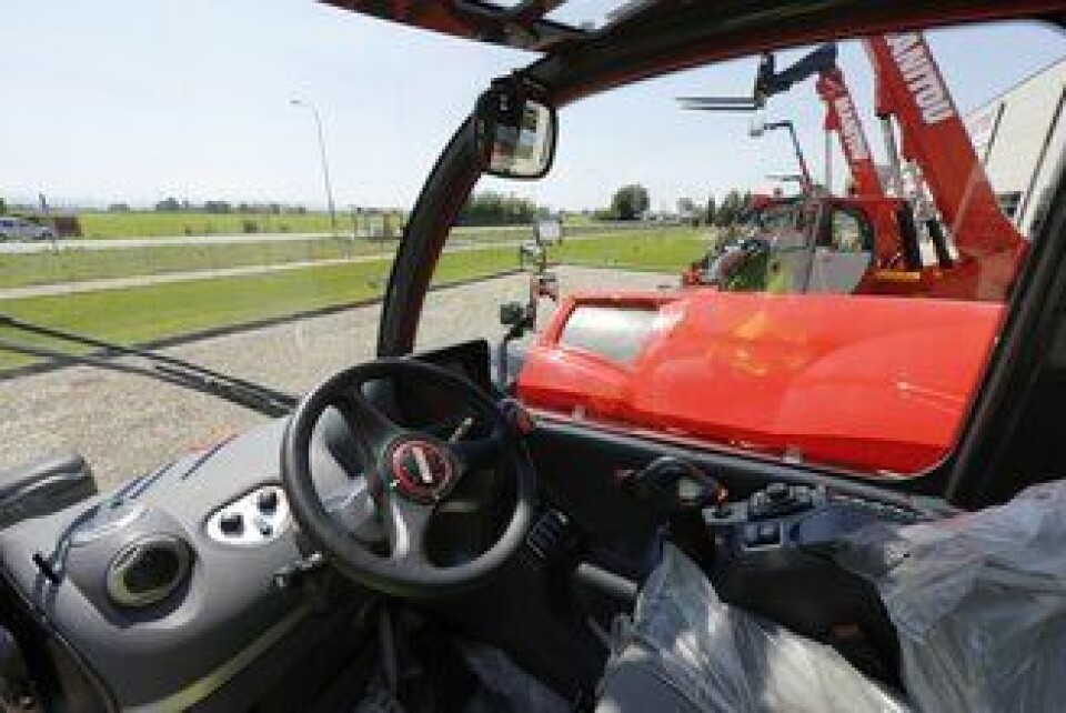 HYTTA: Menyen på skjermen i Manitou-maskinene er intuitiv og oversiktlig. Joystick og alle knapper sitter på armlene-konsollen som følger setet når dette justeres.