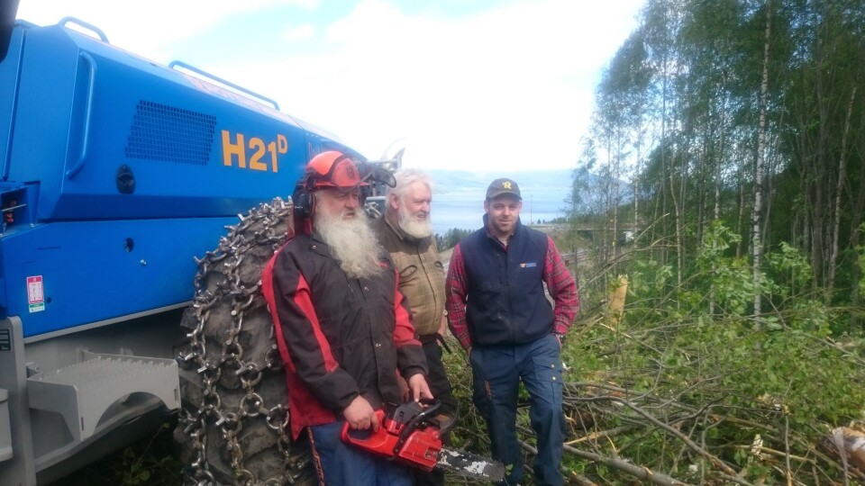 Ole Randin Klokkerengen (midten) er tildeldt Eidsvold Værks Skogpris.