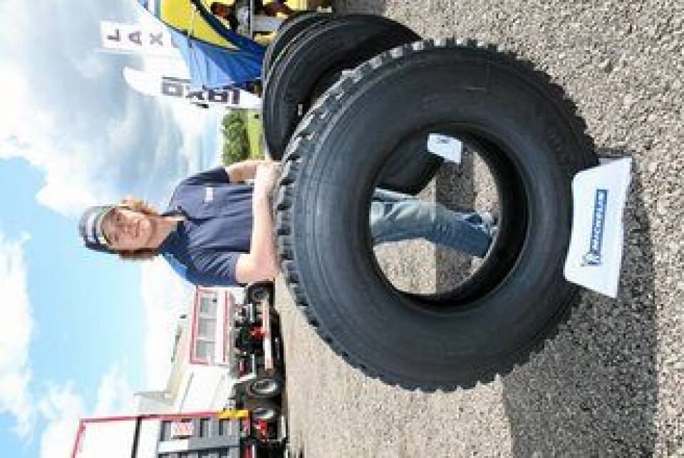 Account manager last & buss i Michelin, Morten Hagen, lener seg mot et XDY, en av de mest robuste variantene i X Works-rangen.