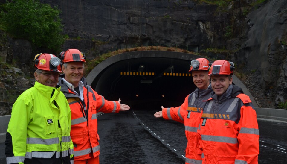 Tusen takk og velkommen til rehabiliterte tunneler. Kontrollingeniørene John T. Hodne (t.v.) og Jonny Nedrejord, byggeleder Steffen Køhler og prosjektleder Jan Helge Egeland ønsker velkommen til rehabiliterte tunneler på E39 i Flekkefjord.