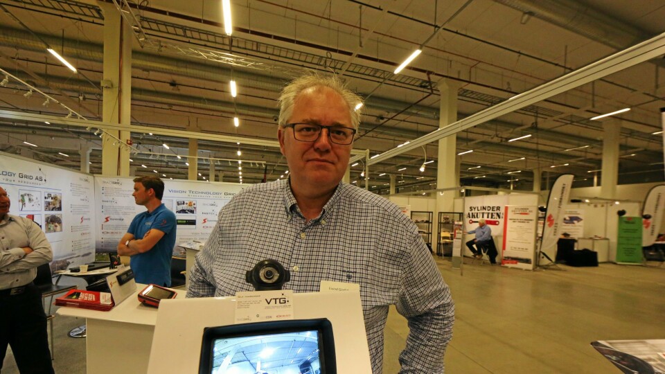KAMERA OG RADAR: Eivind Gladsø i VTG presenterte flere løsninger for oss, blant annet radarvarslingssystemet Orlaco Radar Eye.